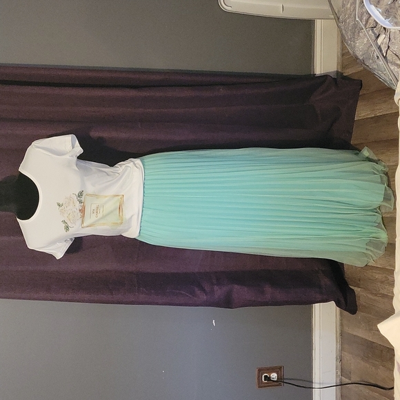 Tshirt and skirt - Picture 3 of 3